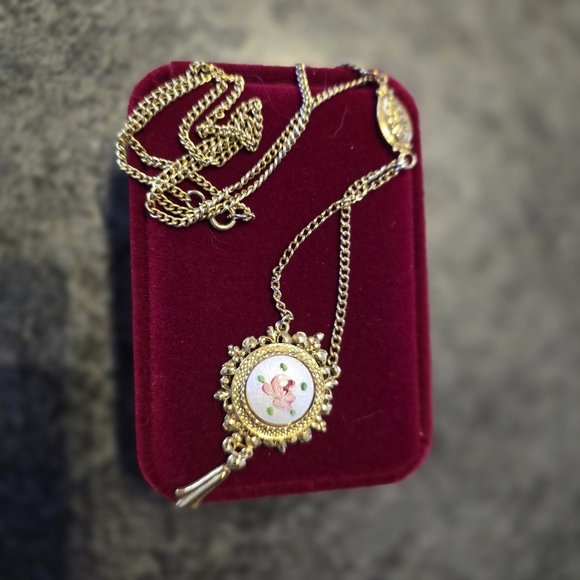 Vintage Jewelry - Vintage Elegant Gold Tone Pendant Necklace